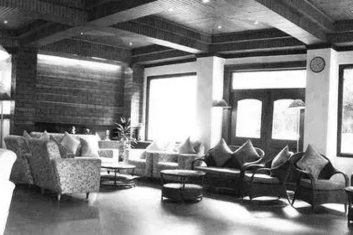 Dining 9 of 11