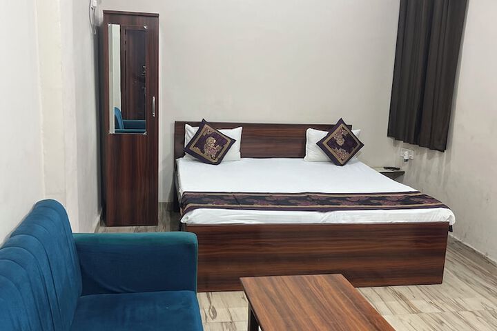 Room 5 of 12