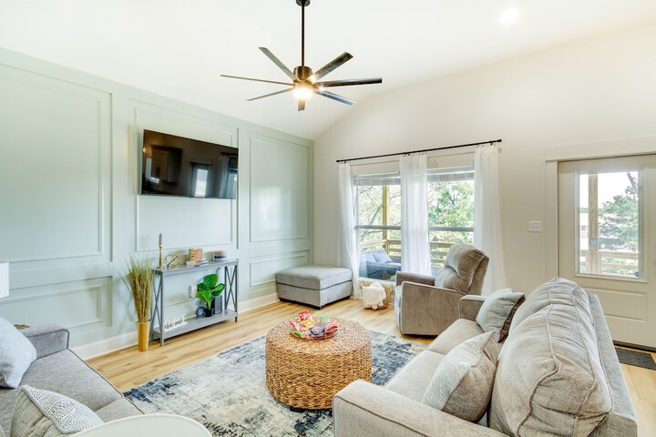 Lovely Bay St. Louis Retreat w / Dock & Canal Access