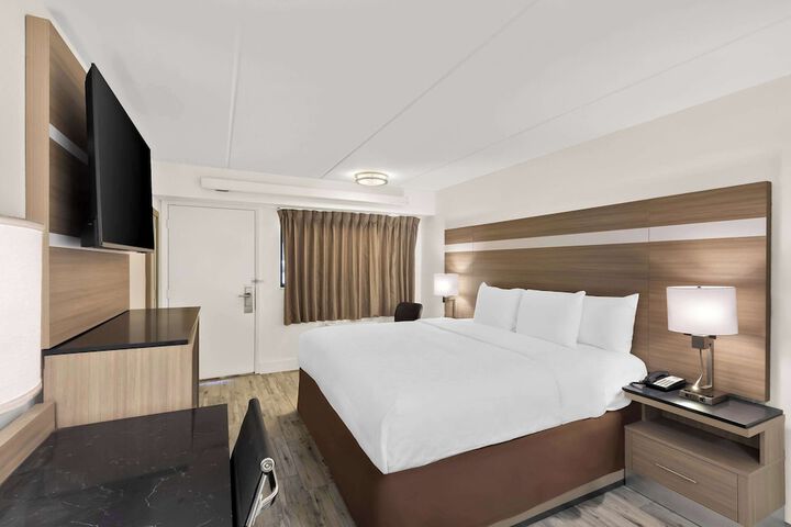 1 King Bed (2 of 12)