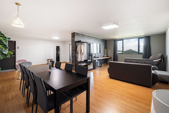 Room 26 of 155