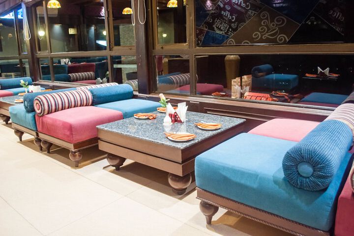 Lounge 25 of 39