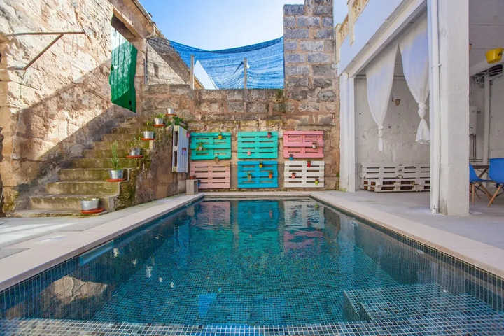 Pool 10 of 18