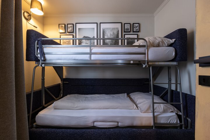 Room 10 of 103