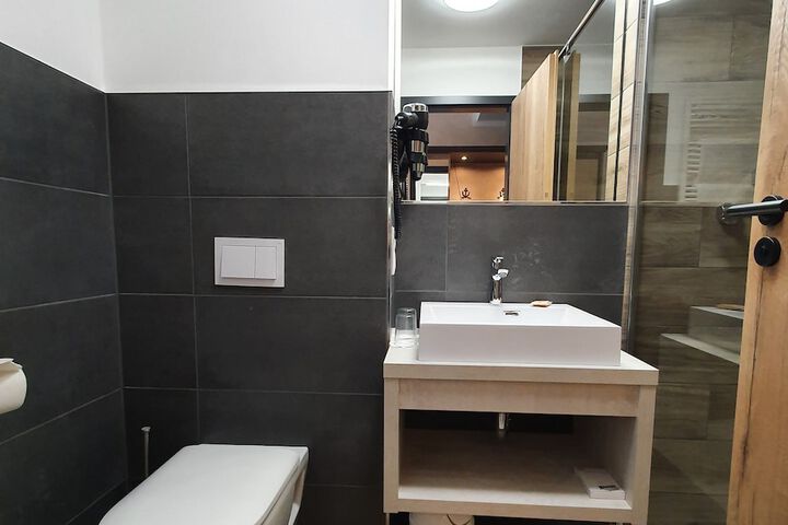 Room 10 of 29