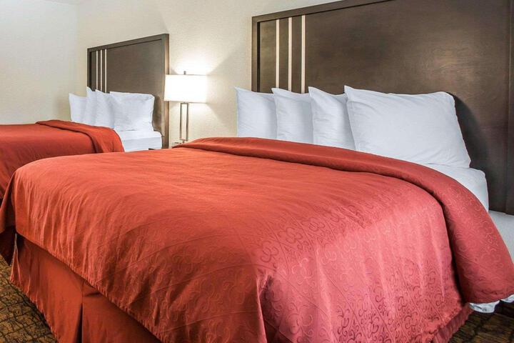 1 Queen Bed (5 of 13)