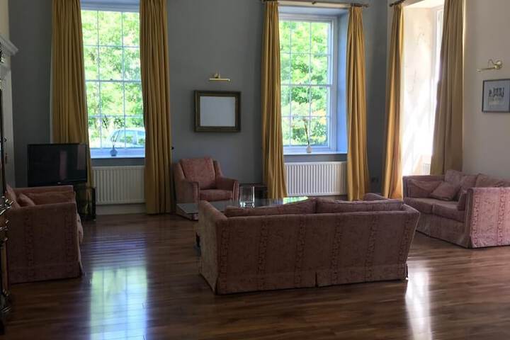 Lounge 20 of 27