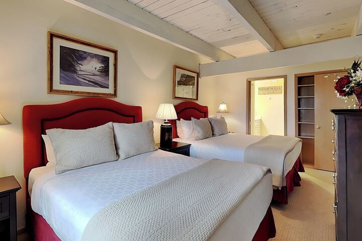 Room 200 of 893