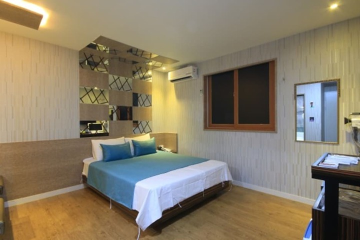 Room 40 of 48