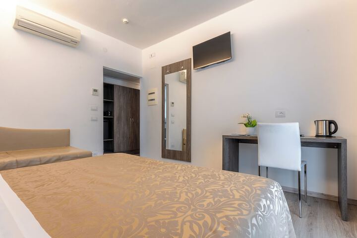 Room 34 of 84