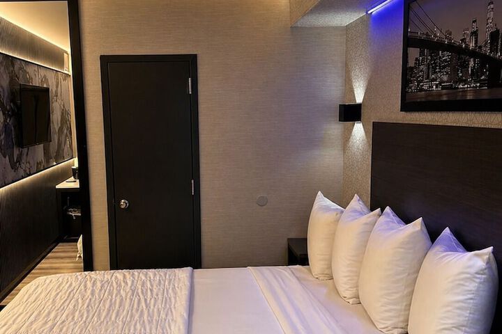 Room 7 of 11