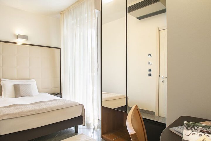 Room 10 of 68