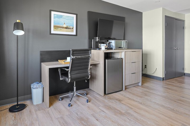 Lake View 1 King Bed Pet Friendly (2 of 14)