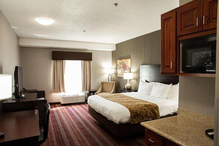 1 King Bed Microwave and Refrigerator WiFi Full Breakfast (8 of 17)