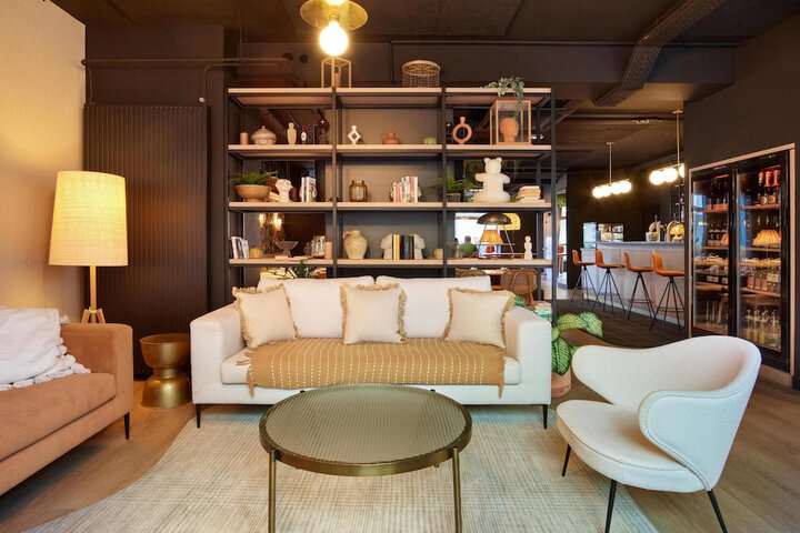 Lounge 67 of 105
