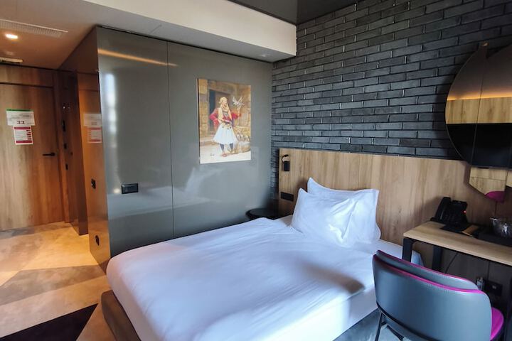 Room 25 of 46