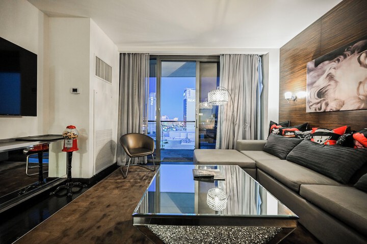 Room 213 of 484