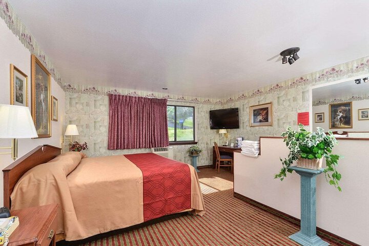 1 King Bed (10 of 16)