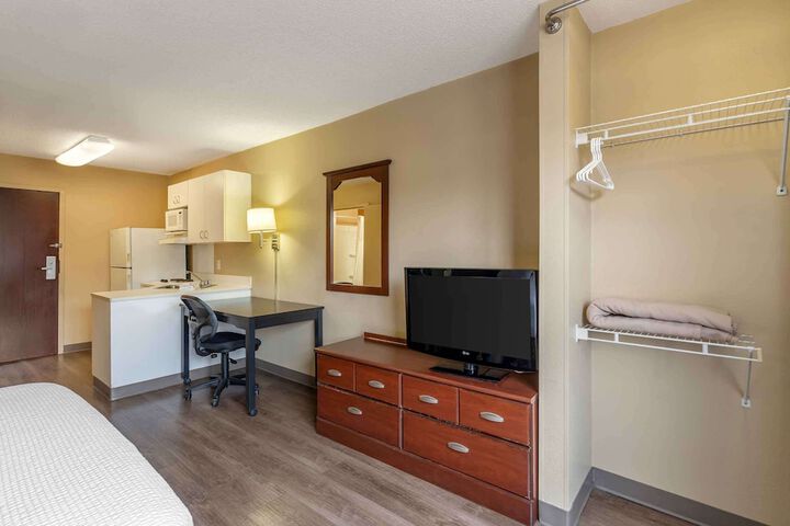 Studio Accessible Queen Size Bed (4 of 13)