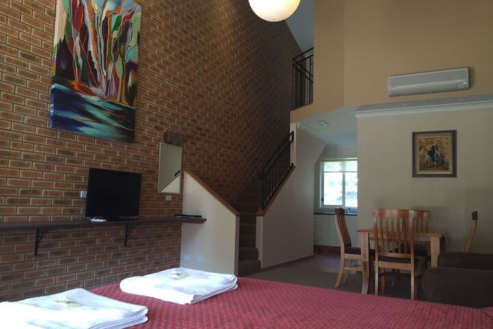 Room 2 of 33