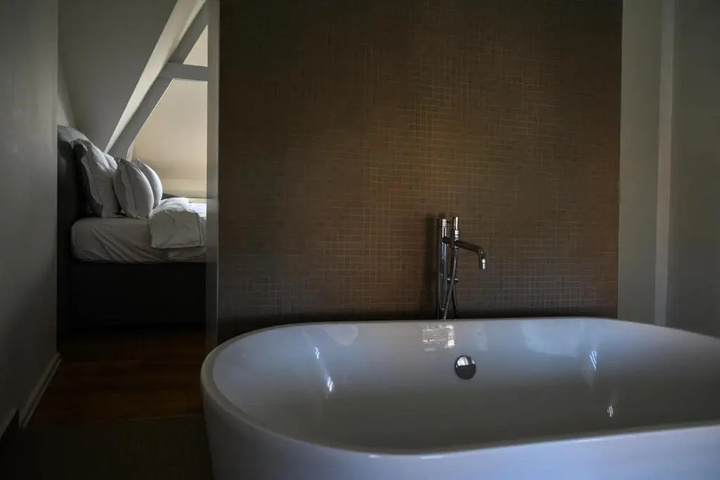 Room 10 of 18