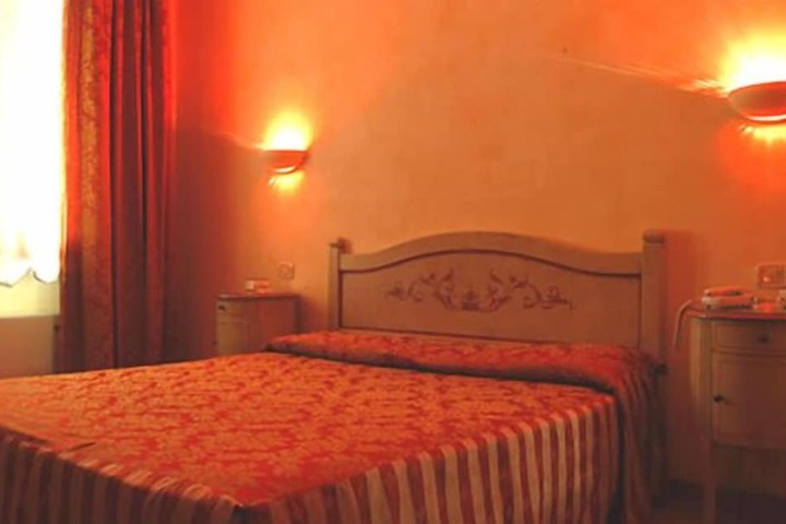 Room 11 of 33
