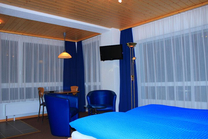 Room 9 of 38