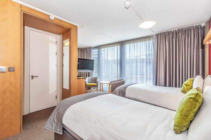 Room 6 of 40