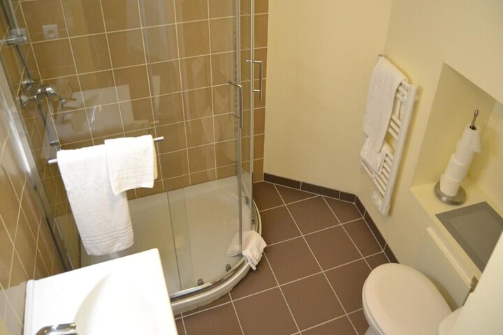 Room 17 of 40