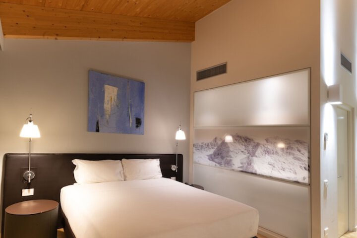 Room 25 of 48