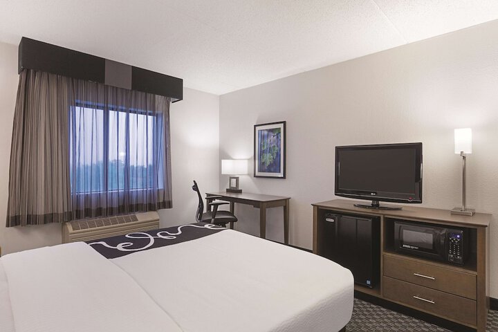 1 Queen Bed (12 of 24)