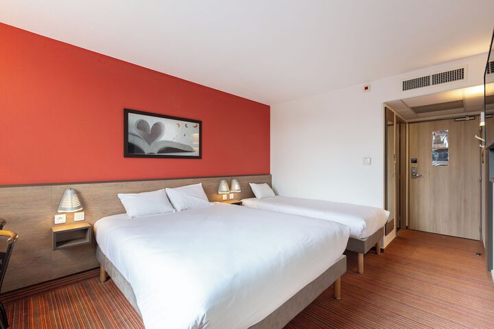 Room 6 of 16