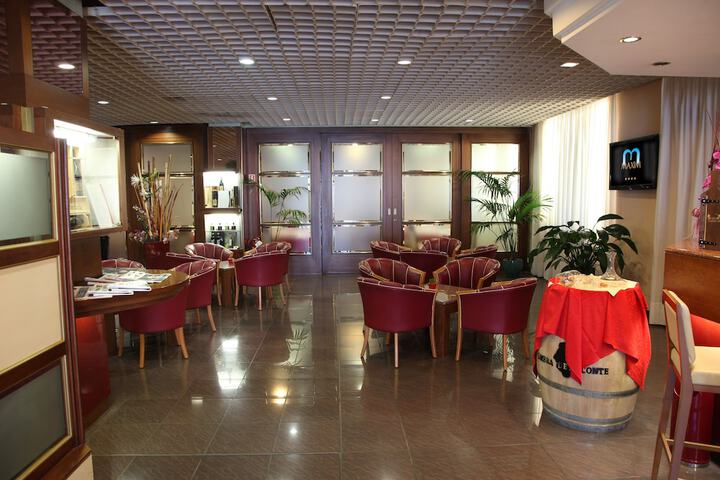 Lounge 84 of 130