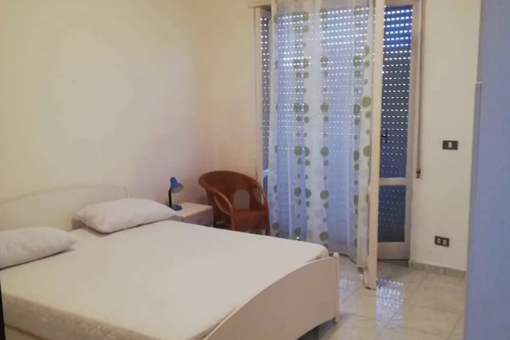 Room 4 of 7