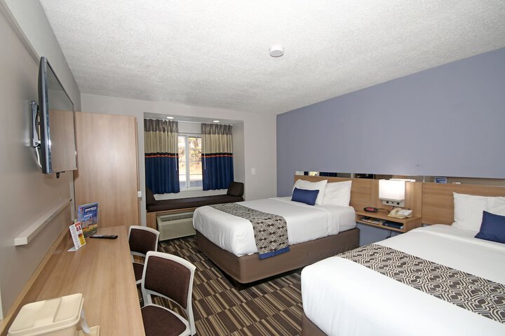 1 Queen Bed (9 of 14)