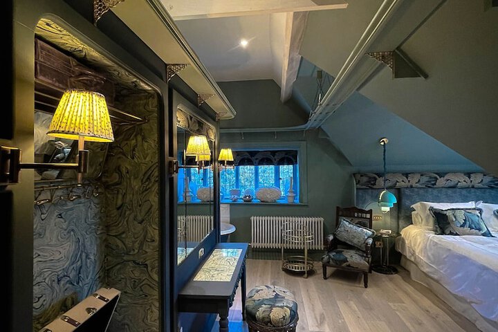 Room 12 of 99