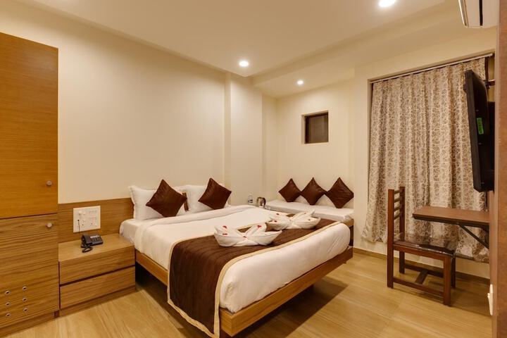 Room 5 of 16