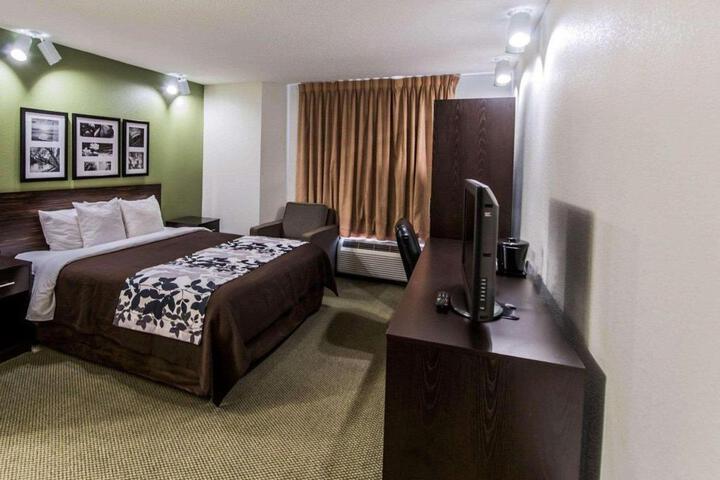 1 King Bed (4 of 5)