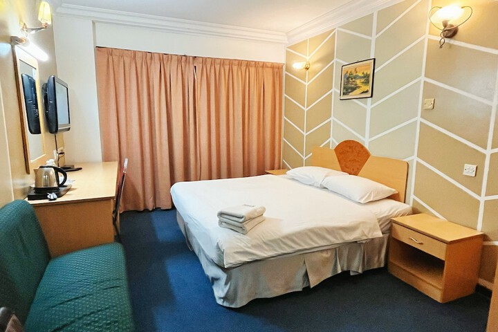 Room 13 of 82