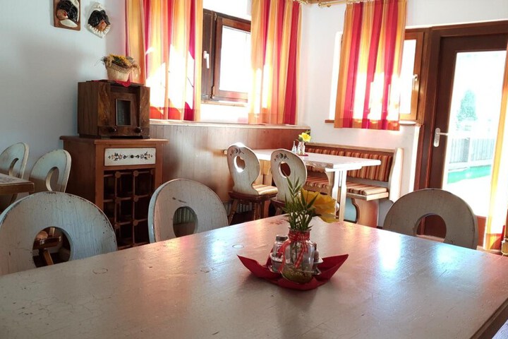 Dining 18 of 27