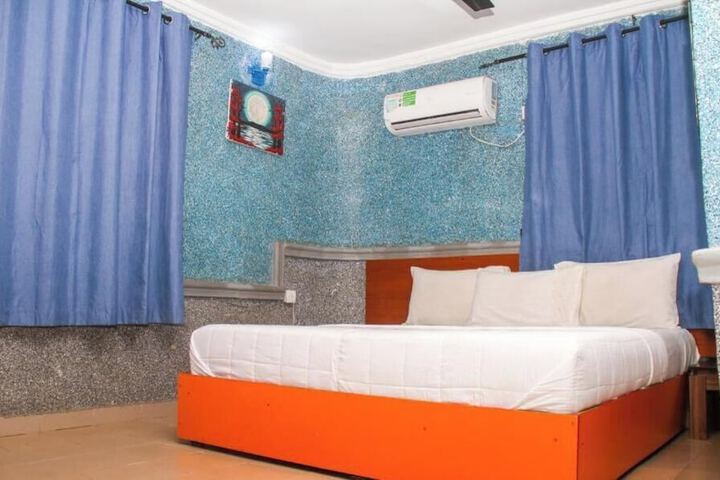Room 8 of 33