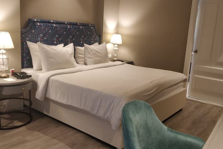 Room 12 of 158