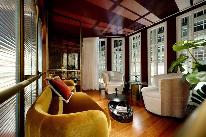 Lounge 137 of 168