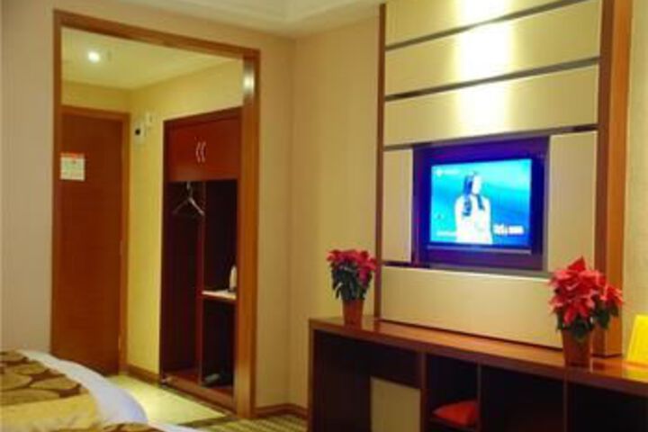 Room 5 of 18