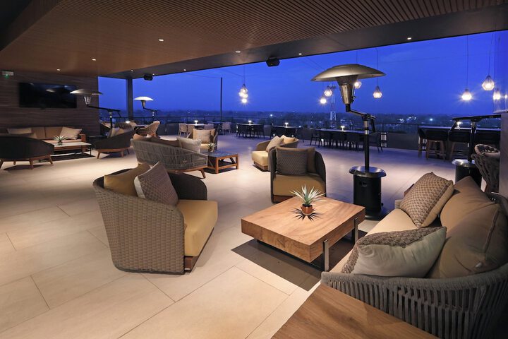 Lounge 77 of 110