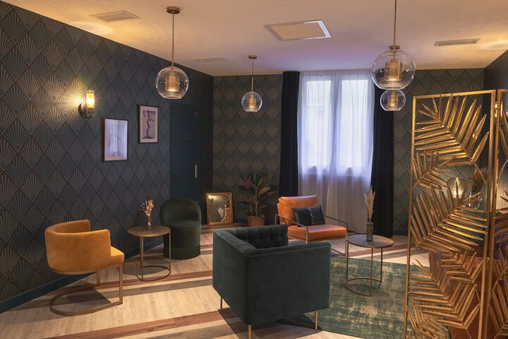 Lounge 36 of 44