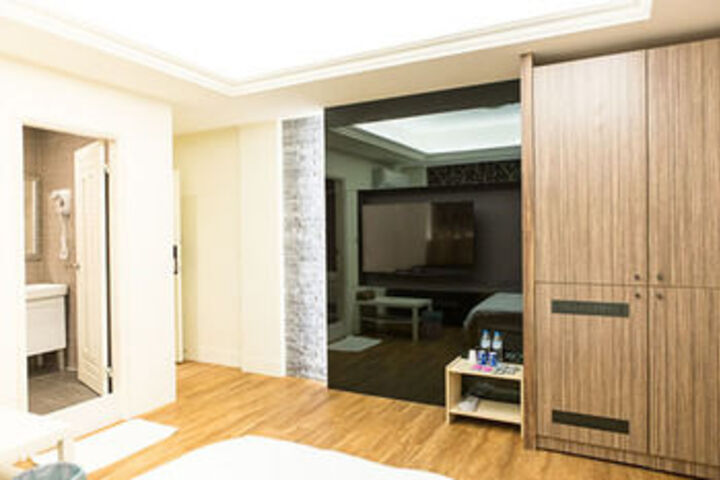 Room 7 of 12