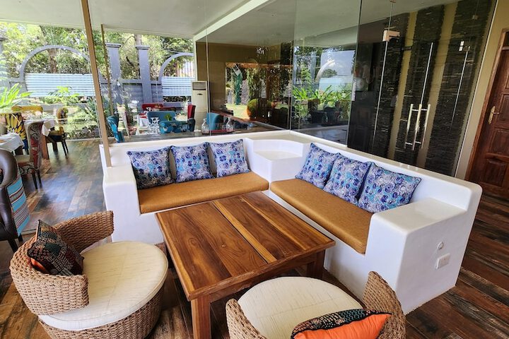 Lounge 28 of 69