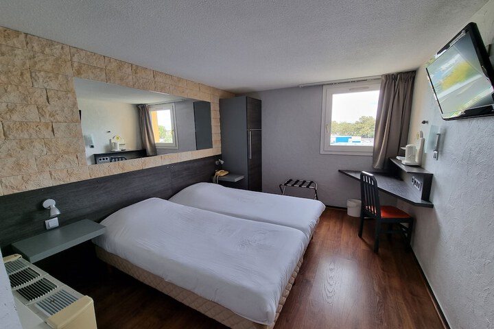 Room 4 of 32