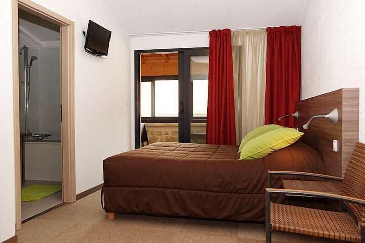 Room 4 of 8
